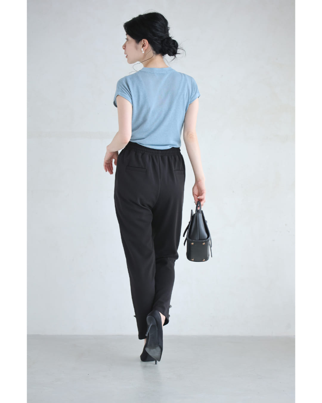 チュールの花が裾に咲くウエストゴムテーパードパンツ 4/19新作