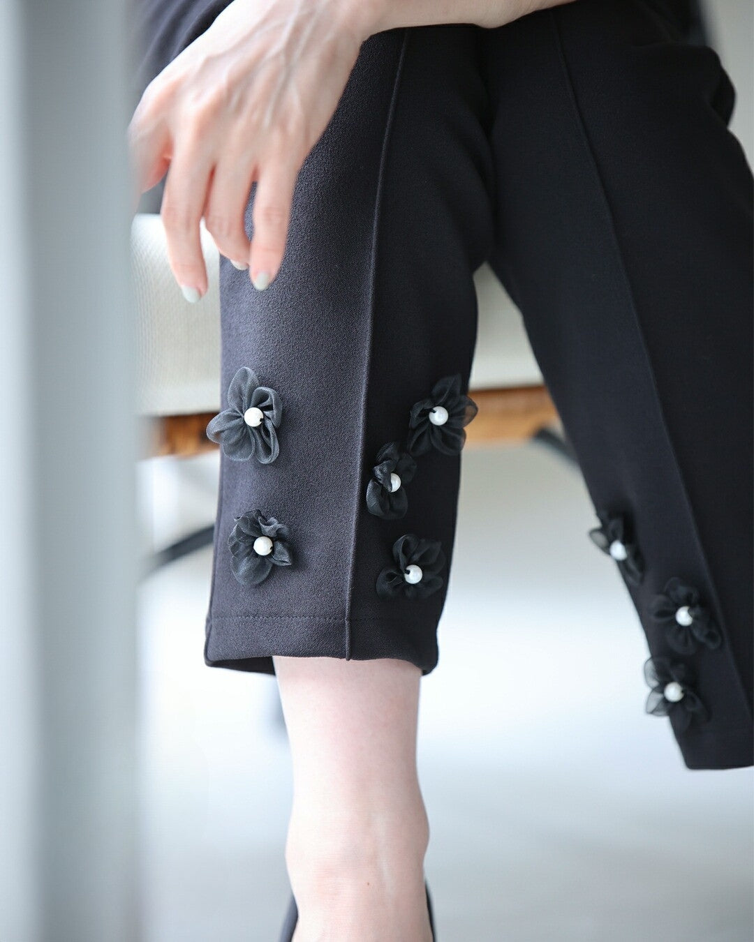 チュールの花が裾に咲くウエストゴムテーパードパンツ 4/19新作