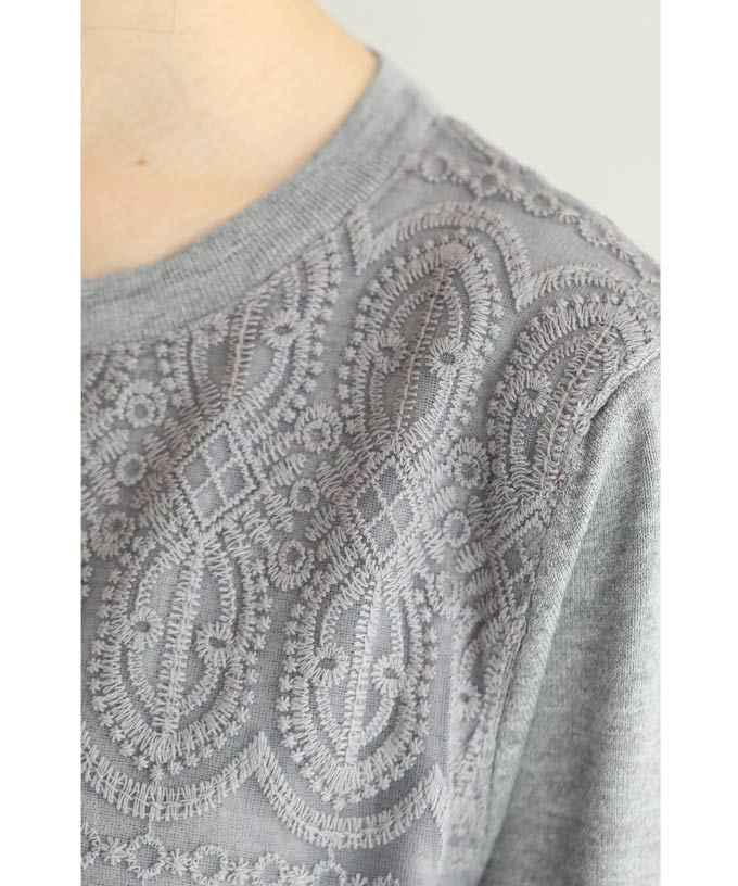 美しさ織りなす装飾刺繍のカーディガン