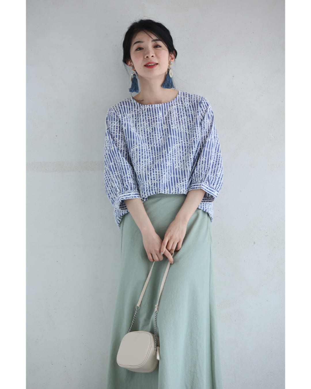 ストライプに重なる白花刺繍ブラウストップス 4/21新作