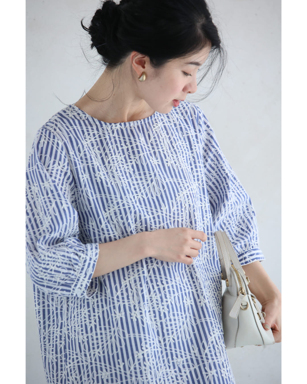 ストライプに重なる白花刺繍ブラウストップス 4/21新作