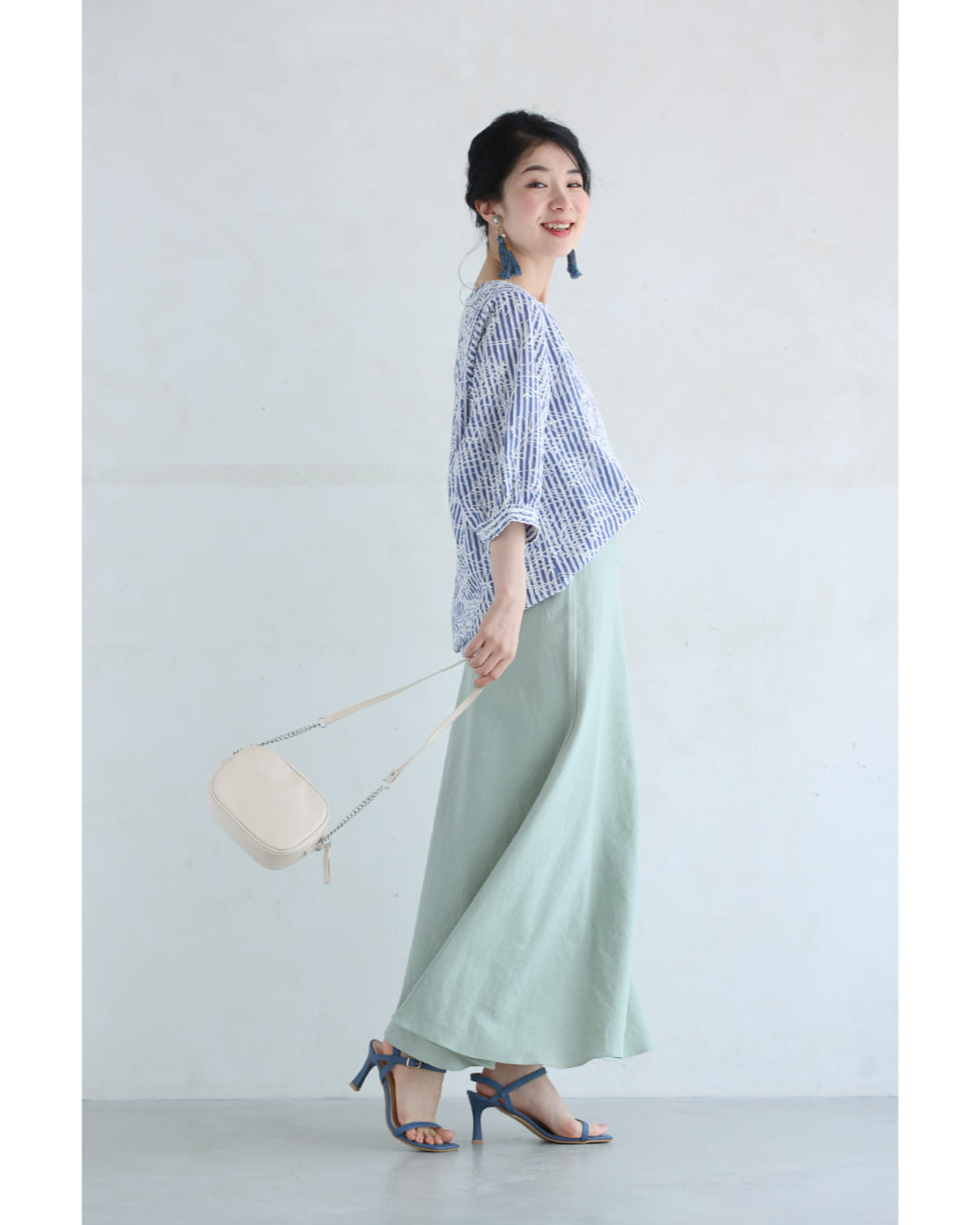 ストライプに重なる白花刺繍ブラウストップス 4/21新作
