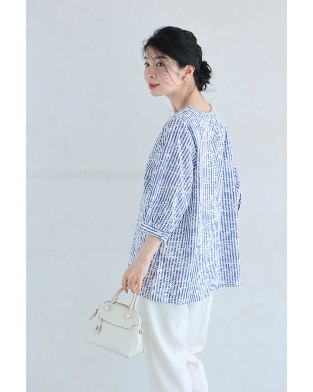 ストライプに重なる白花刺繍ブラウストップス 4/21新作