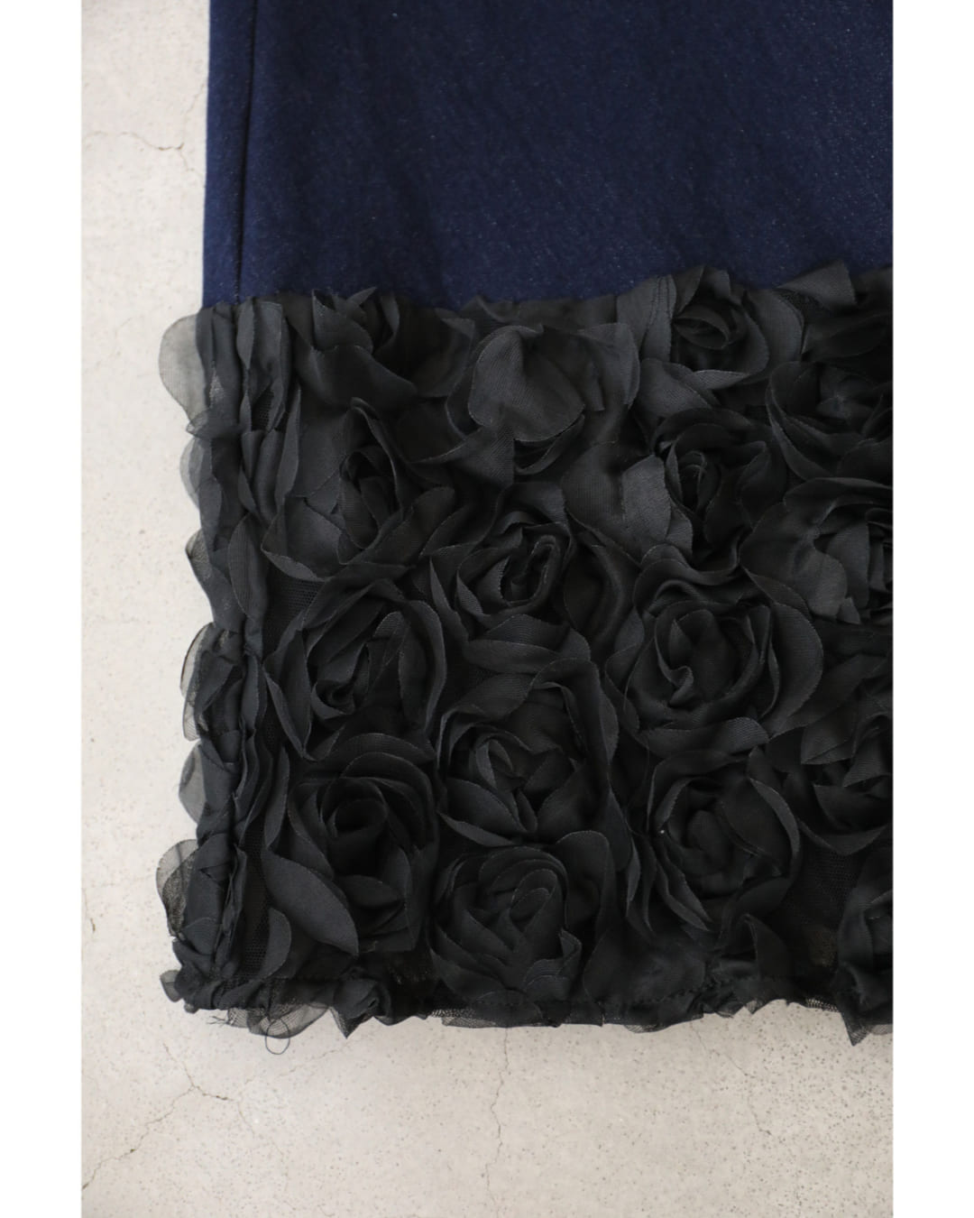裾で広がる黒薔薇のデニム調ミディアムスカート