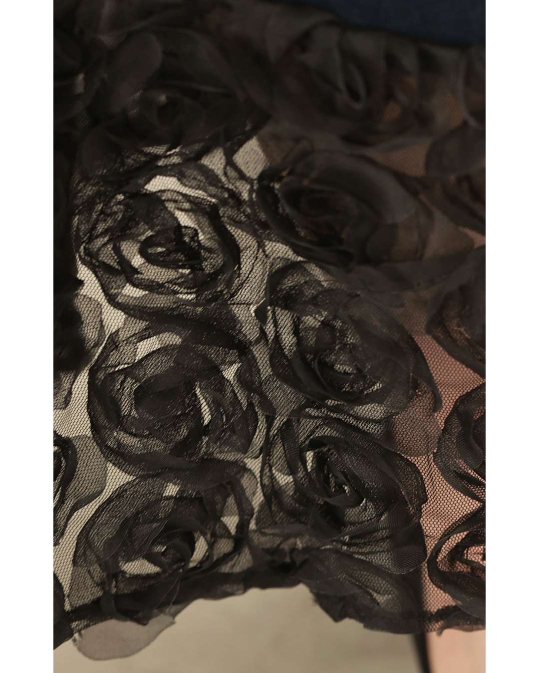 裾で広がる黒薔薇のデニム調ミディアムスカート