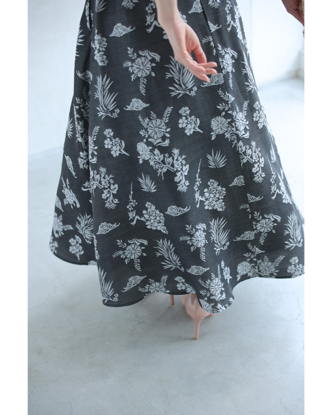 一面に咲き広がる花刺繍ロングスカート 5/24新作