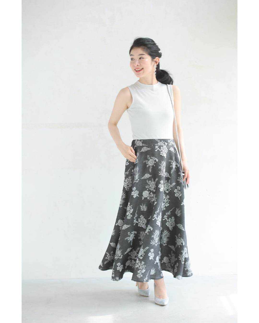 一面に咲き広がる花刺繍ロングスカート 5/24新作