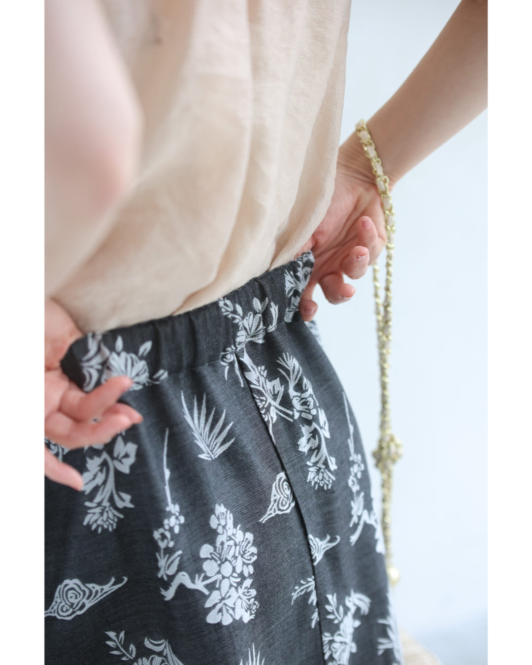 一面に咲き広がる花刺繍ロングスカート 5/24新作