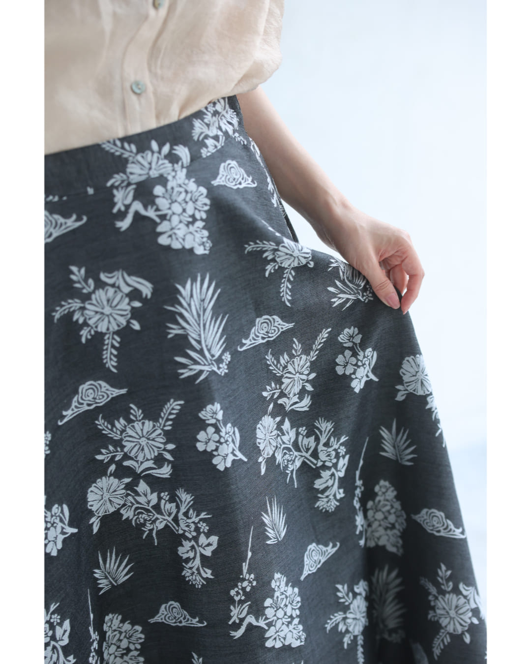 一面に咲き広がる花刺繍ロングスカート 5/24新作