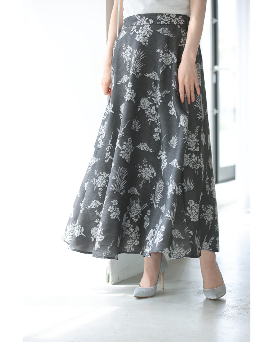 一面に咲き広がる花刺繍ロングスカート 5/24新作