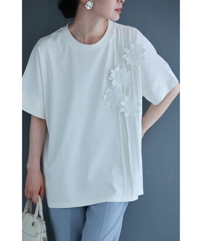 四線譜に咲く花音符のTシャツトップス