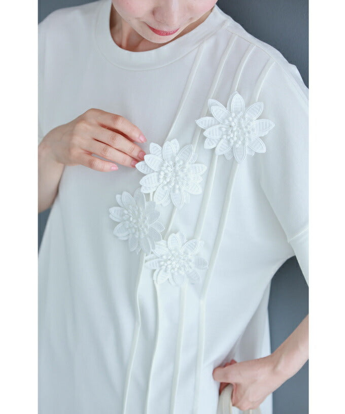 四線譜に咲く花音符のTシャツトップス