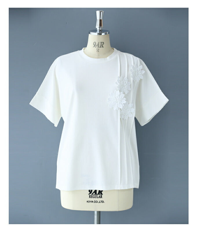 四線譜に咲く花音符のTシャツトップス