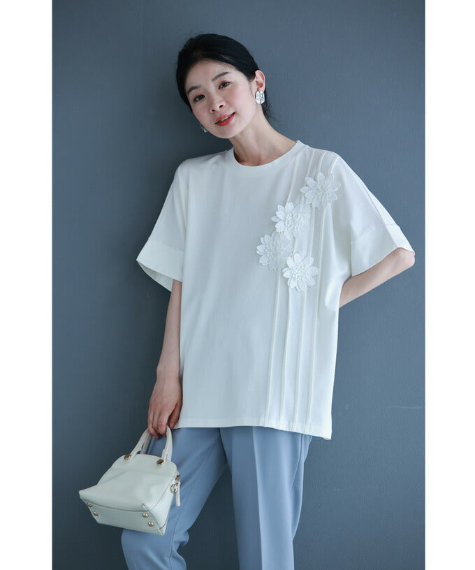 四線譜に咲く花音符のTシャツトップス