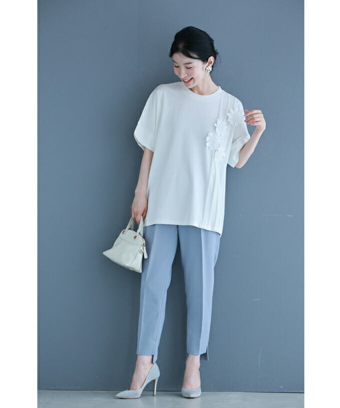 四線譜に咲く花音符のTシャツトップス