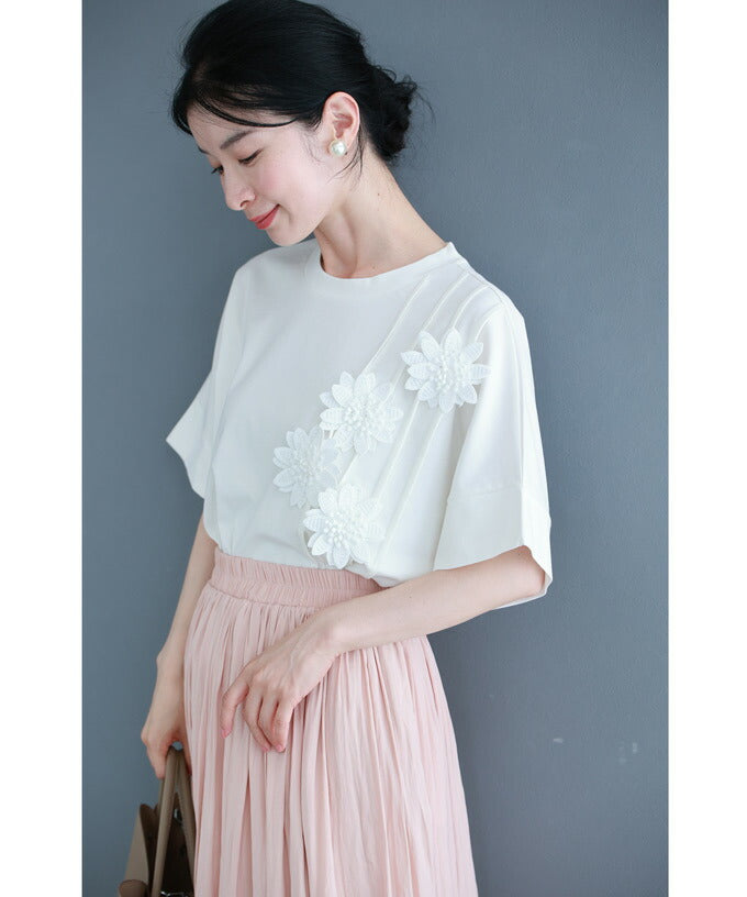 四線譜に咲く花音符のTシャツトップス