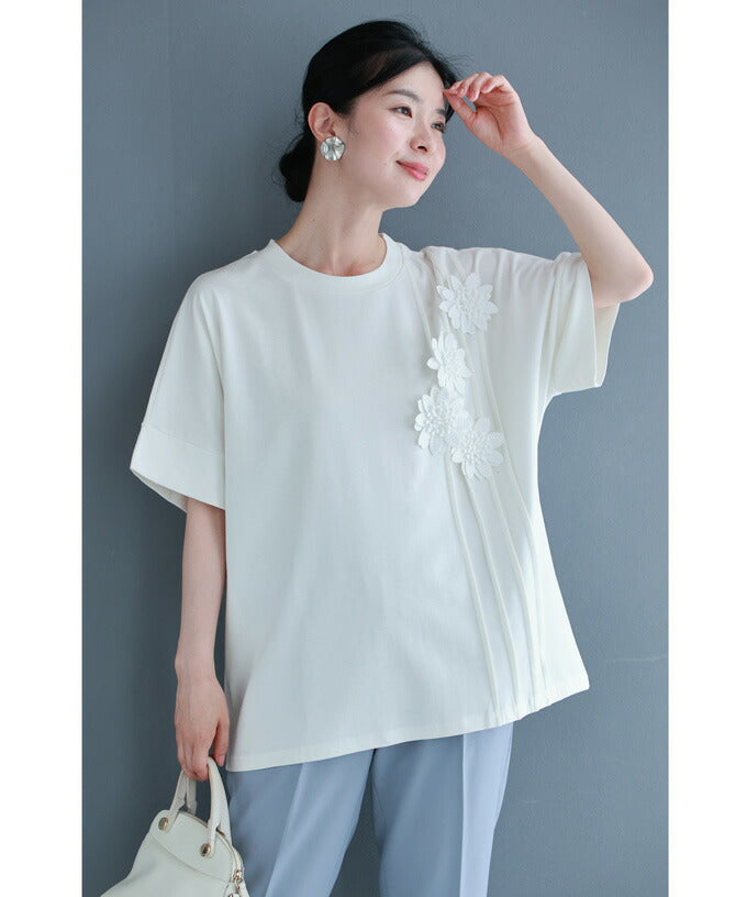 四線譜に咲く花音符のTシャツトップス