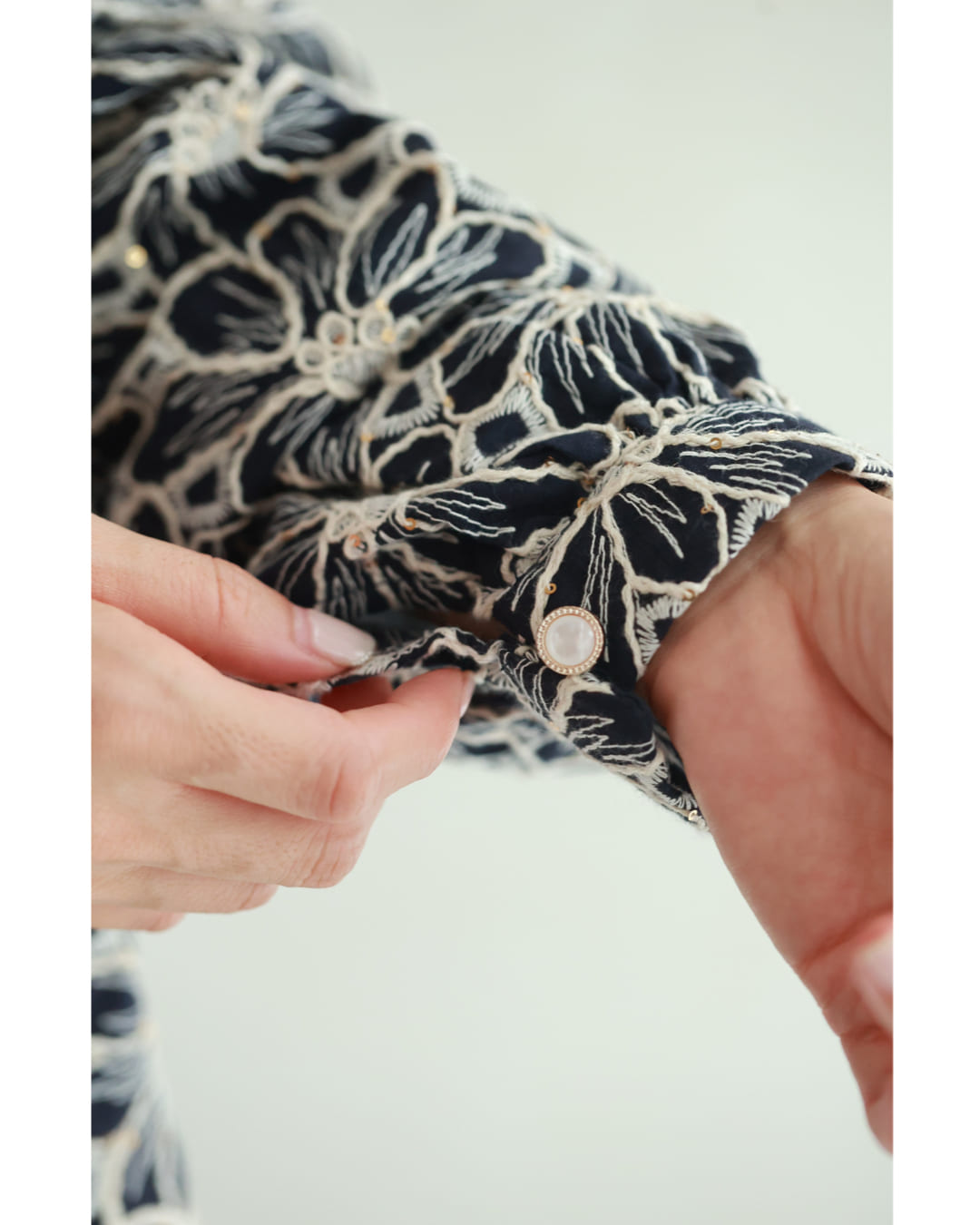細やかなスパンコールが輝く花刺繍プルオーバートップス