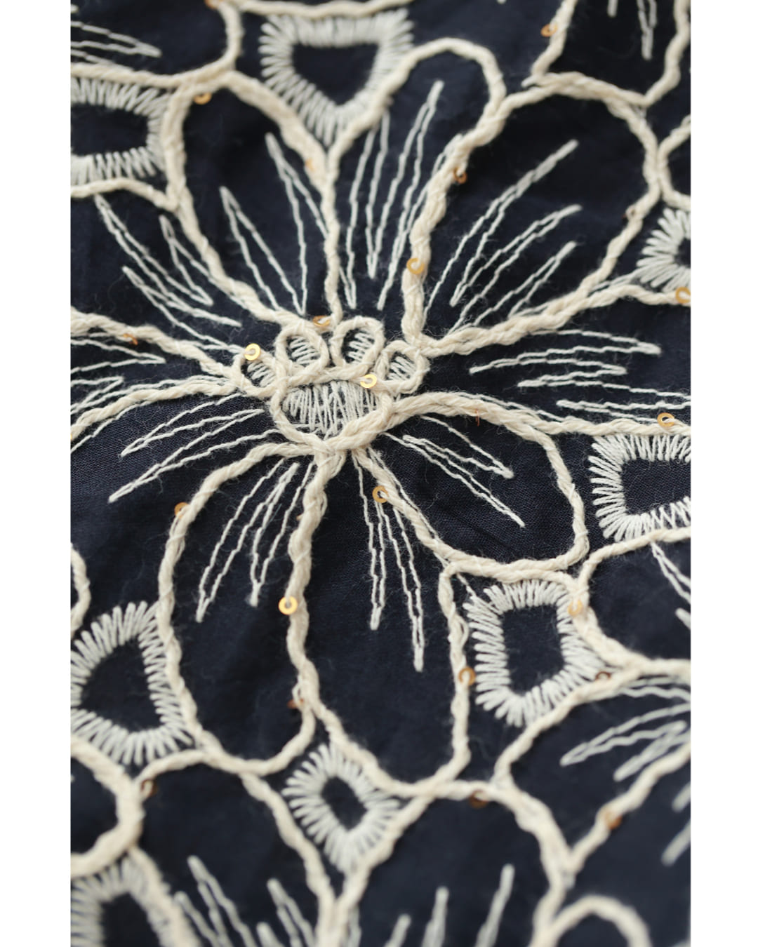 細やかなスパンコールが輝く花刺繍プルオーバートップス