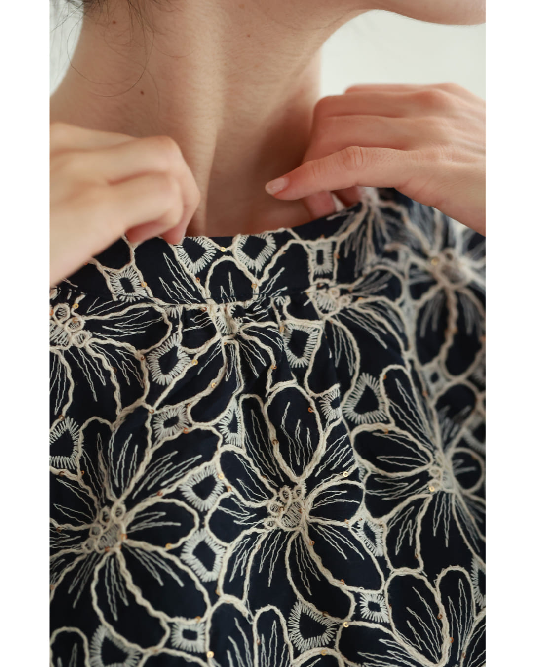 細やかなスパンコールが輝く花刺繍プルオーバートップス