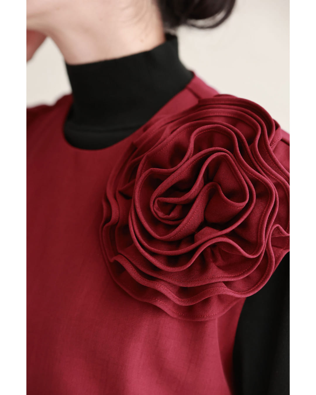 心に咲く大輪の花のスリットカットソートップス