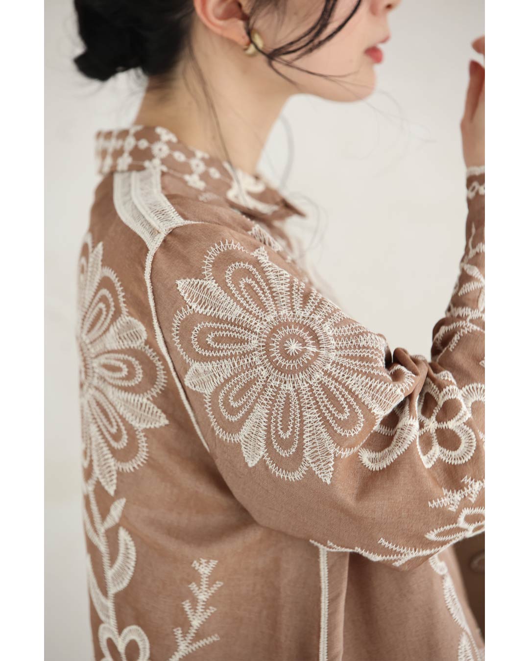 パンチングレースと花刺繍広がるシャツチュニック
