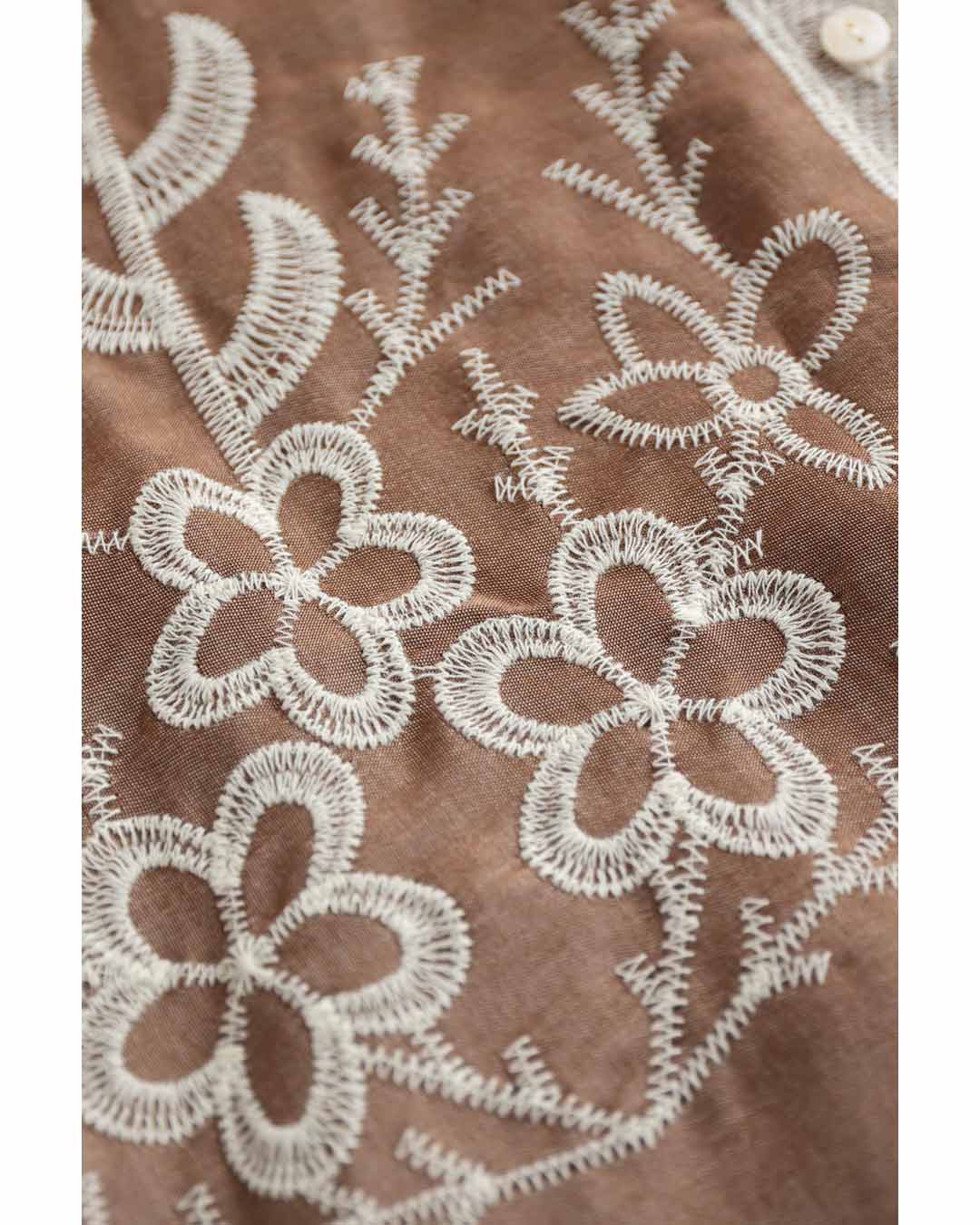 パンチングレースと花刺繍広がるシャツチュニック
