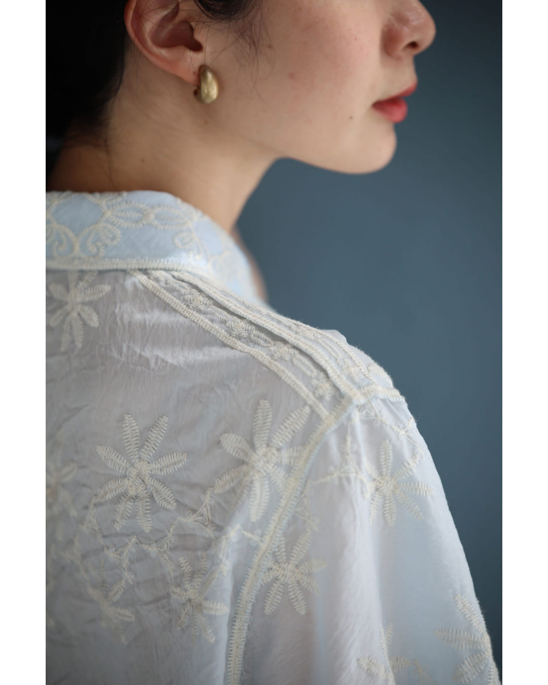 淡いブルーの白花刺繍シャツトップス 4/18新作