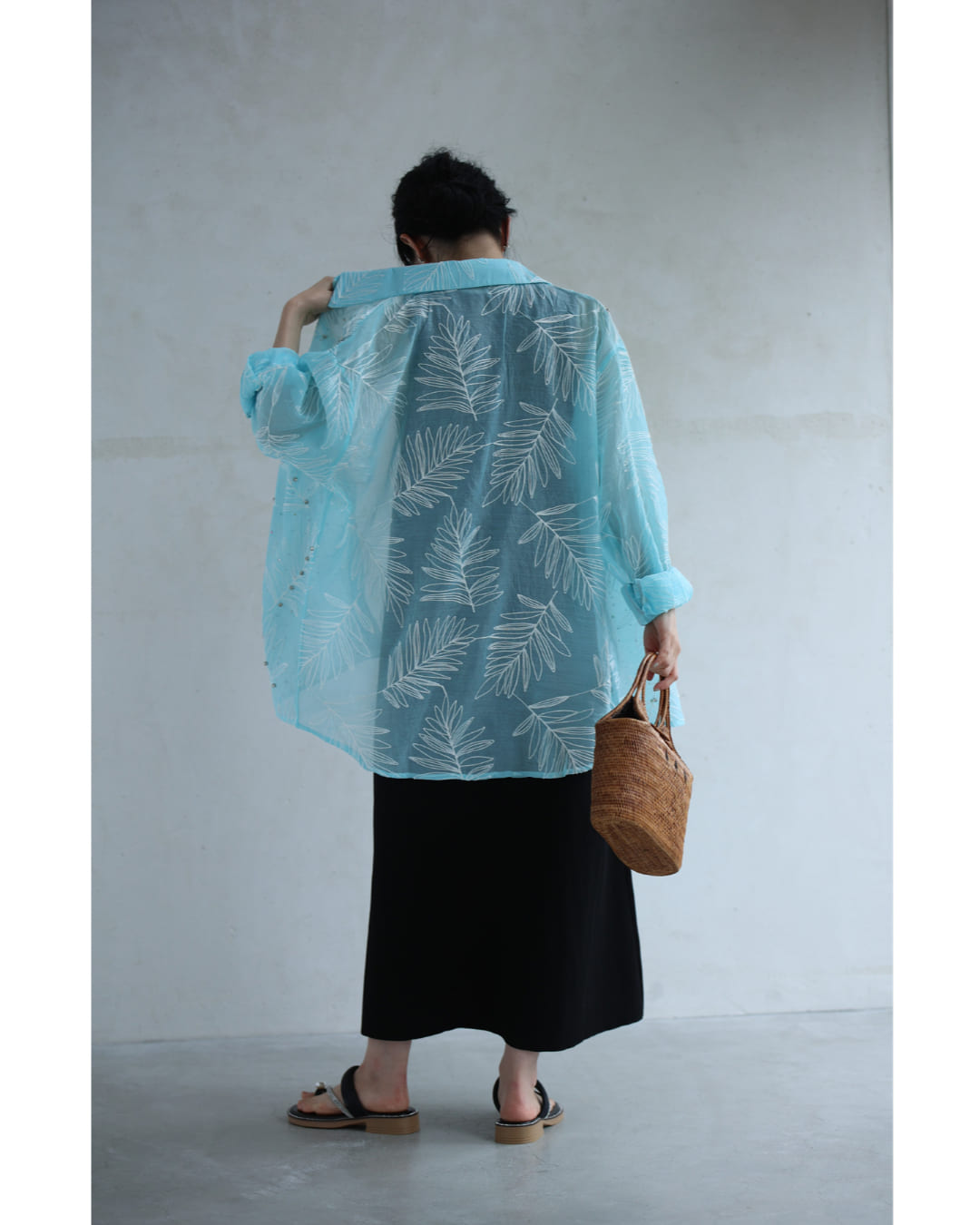 ビジューの煌めきを纏うリーフ刺繍シアーシャツトップス 4/8新作