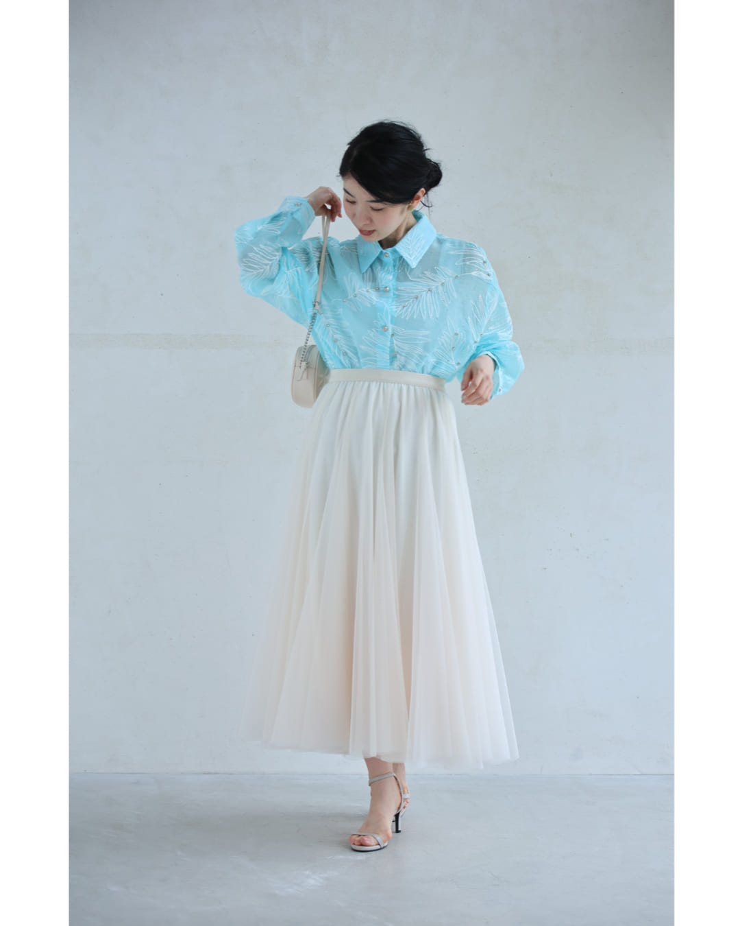 ビジューの煌めきを纏うリーフ刺繍シアーシャツトップス 4/8新作