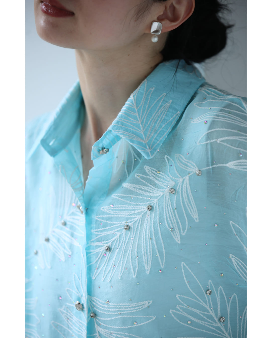 ビジューの煌めきを纏うリーフ刺繍シアーシャツトップス 4/8新作