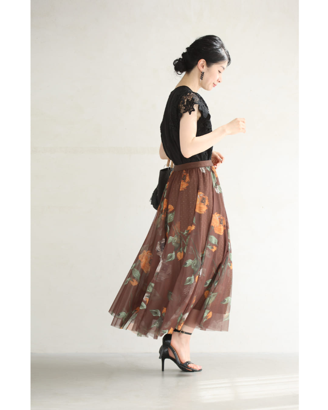 内側で煌めくビジューの花柄チュールロングスカート 4/17新作