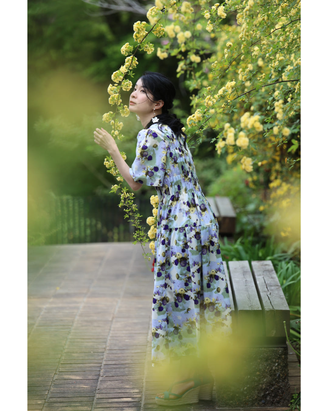 みずみずしい果実と優美な花の胸元シャーリングミディアムワンピース 5/10新作