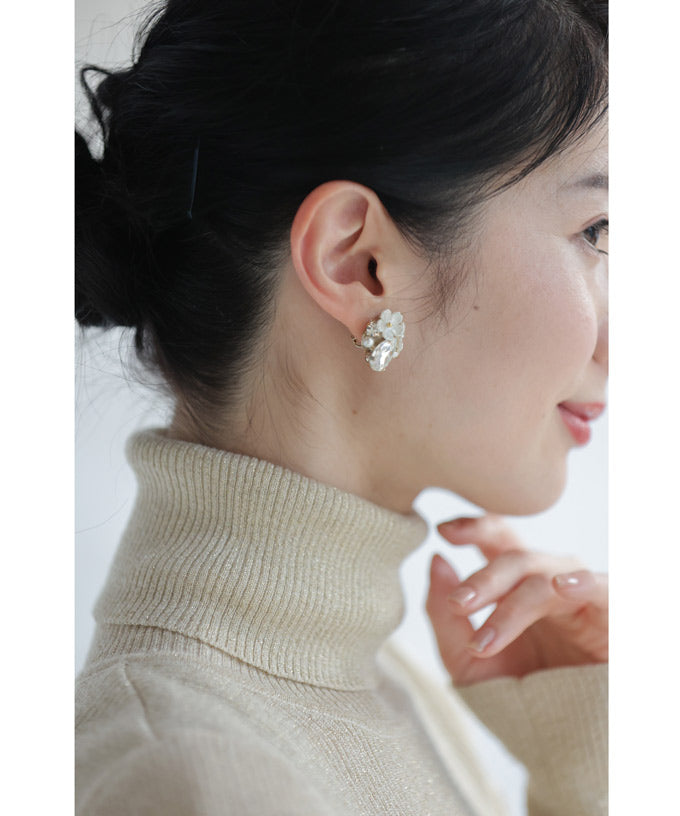 白花のドロップビジューイヤリング