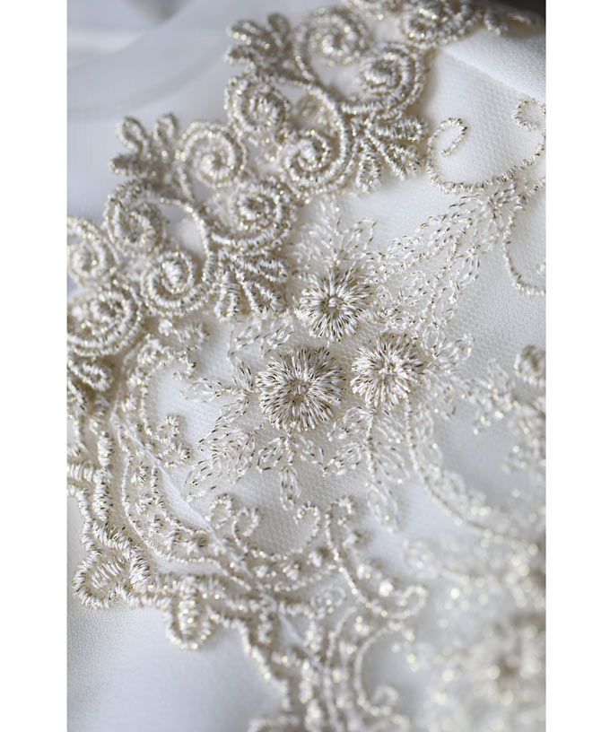 優美な刺繍デコレーションのベールブラウストップス