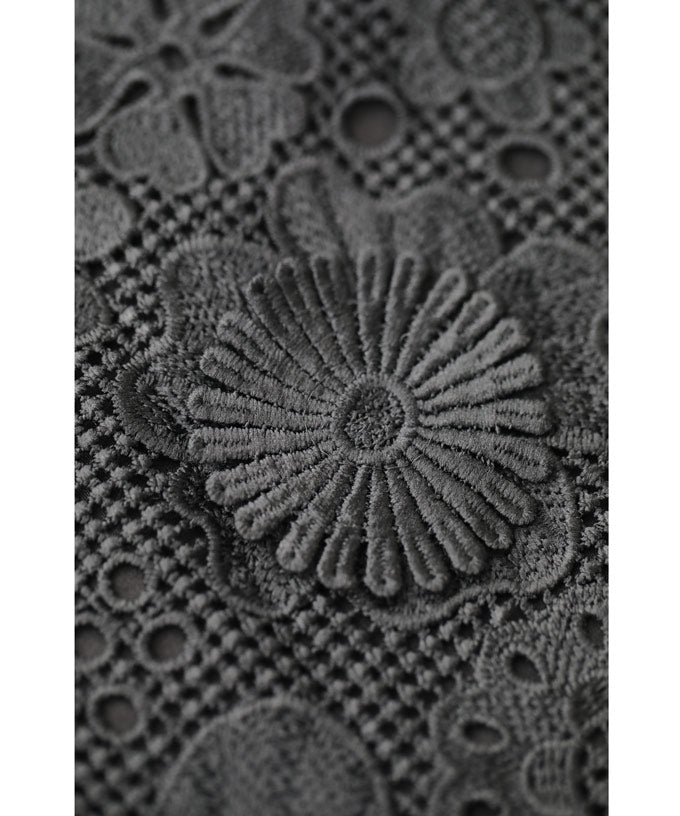 浮かぶ黒花レリーフのノースリーブカットソートップス