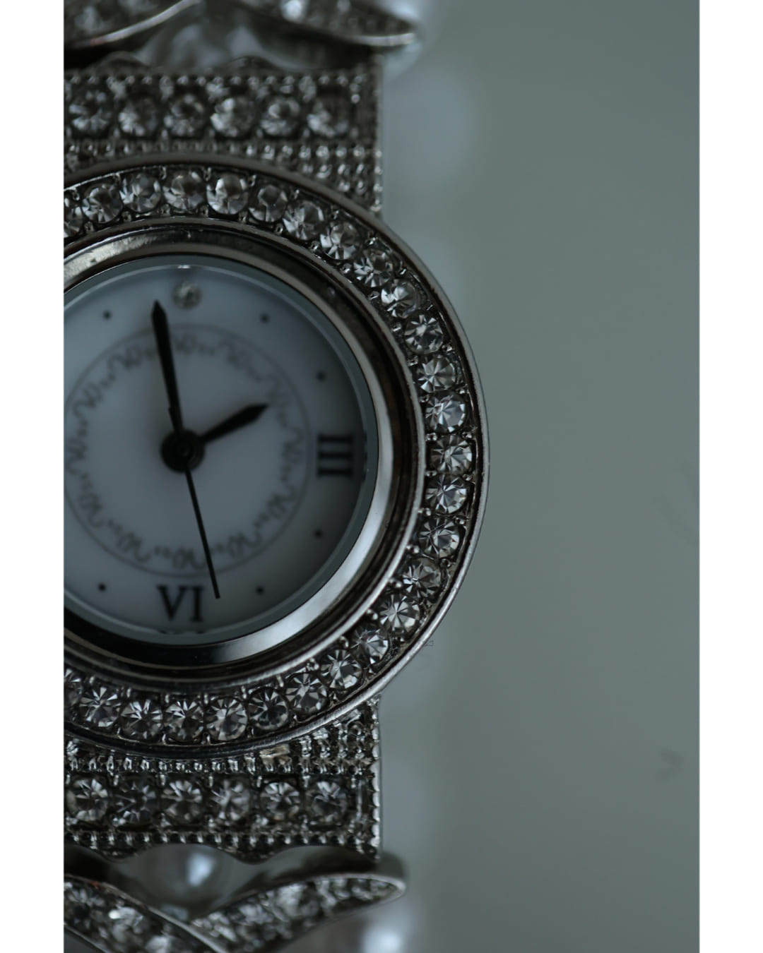 美しさに時を刻むビジューのブレスレットタイプ腕時計