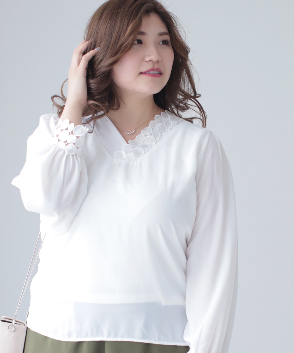【cy00008-B】【3L~5L対応】「Ms.chubby by CAWAII」ドットレースのアシンメトリーネックブラウス