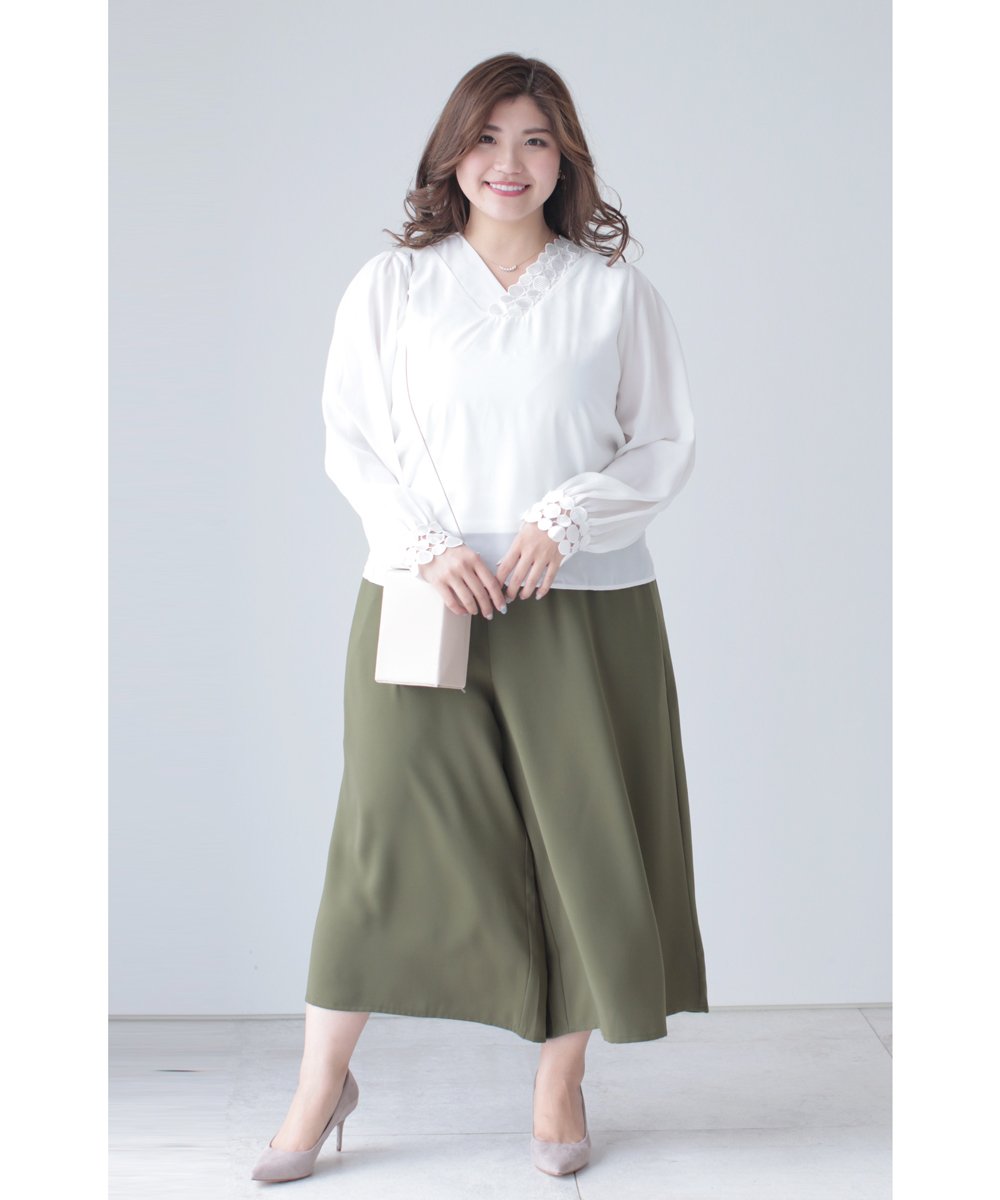 【cy00008-B】【3L~5L対応】「Ms.chubby by CAWAII」ドットレースのアシンメトリーネックブラウス