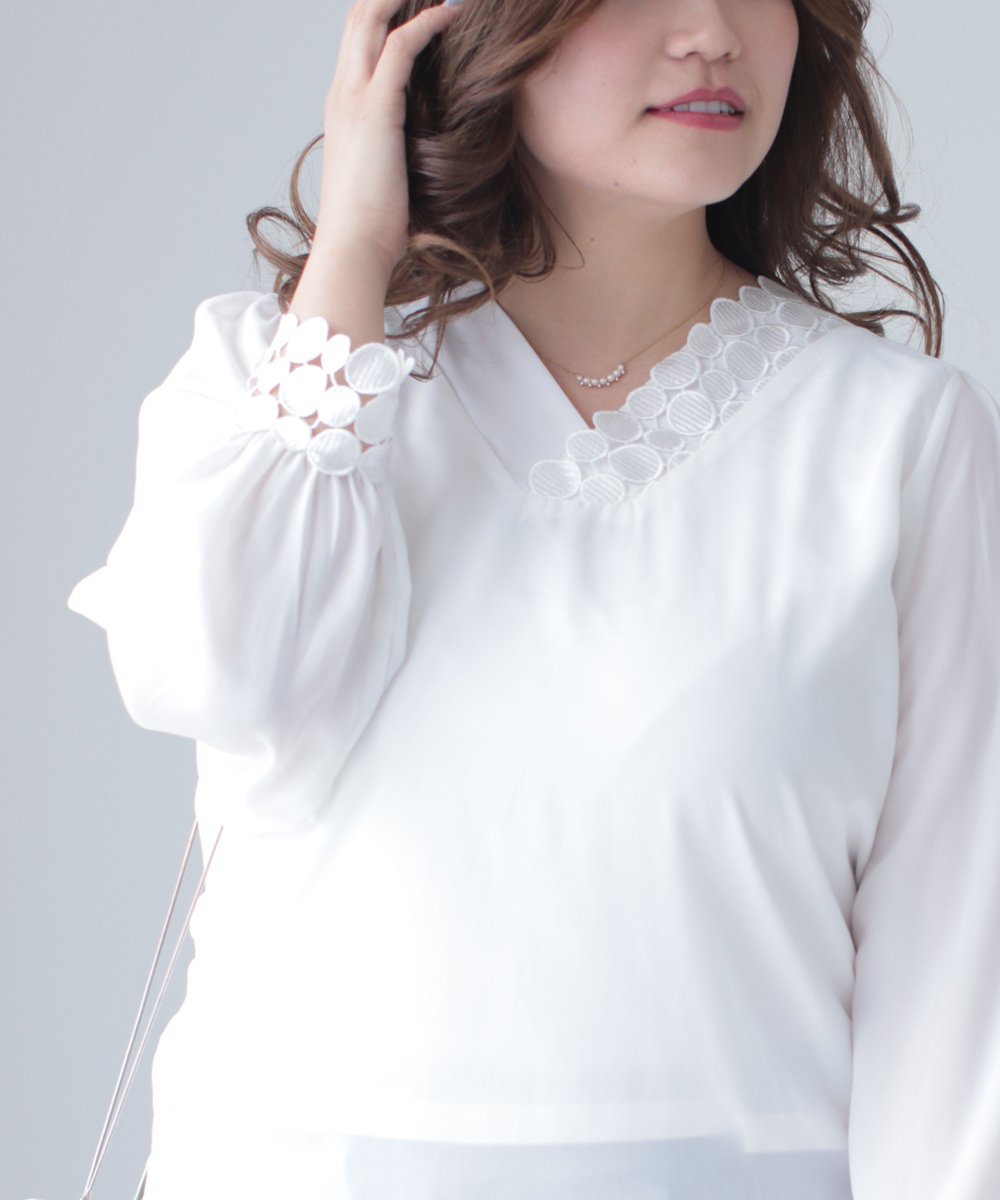 【cy00008-B】【3L~5L対応】「Ms.chubby by CAWAII」ドットレースのアシンメトリーネックブラウス