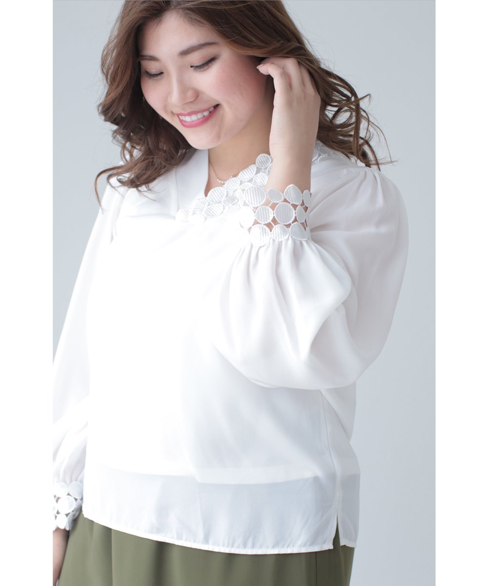 【cy00008-B】【3L~5L対応】「Ms.chubby by CAWAII」ドットレースのアシンメトリーネックブラウス