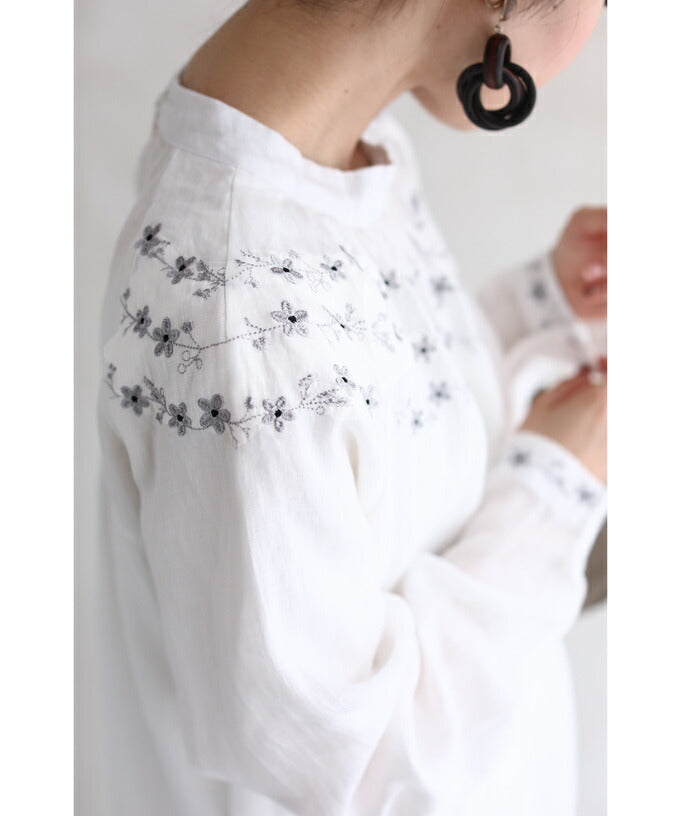 【wc-w53773】(S~2L対応)無垢に咲く小花刺繍のブラウストップス