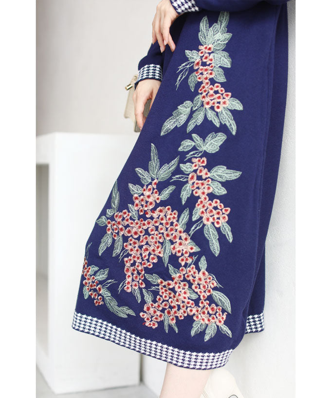 【wc-w53788】(S~L対応)(紺)贅沢に施した花刺繍のニットミディアムワンピース