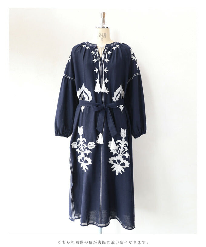 【wc-w54526】(M~2L対応)(リボンベルト付き)(濃紺)フリンジ揺れる華刺繍サイドスリットミディアムワンピース