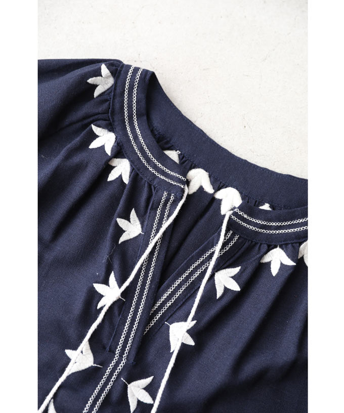 【wc-w54526】(M~2L対応)(リボンベルト付き)(濃紺)フリンジ揺れる華刺繍サイドスリットミディアムワンピース