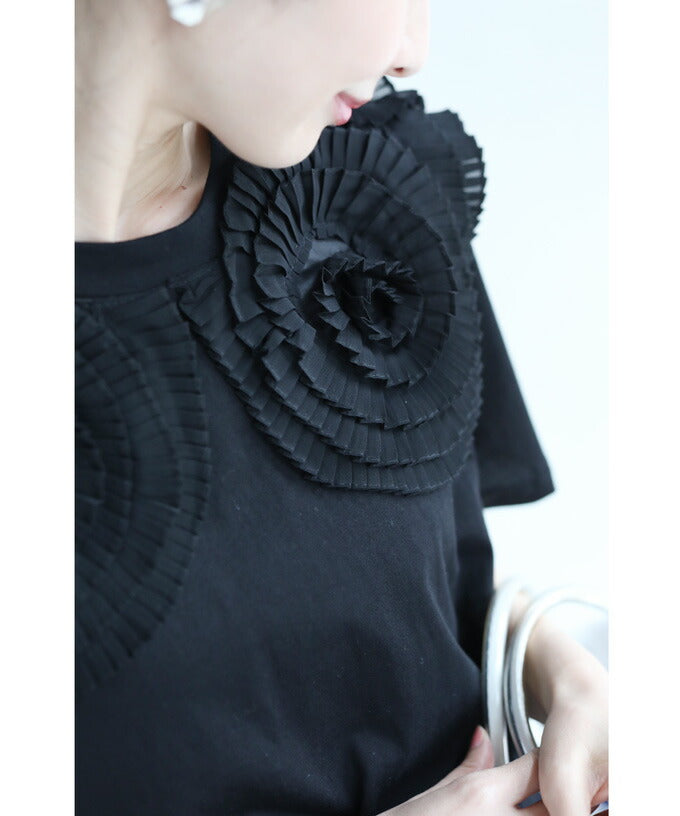 【w60183ps】(S~2L対応)(黒)プリーツの花咲くTシャツトップス