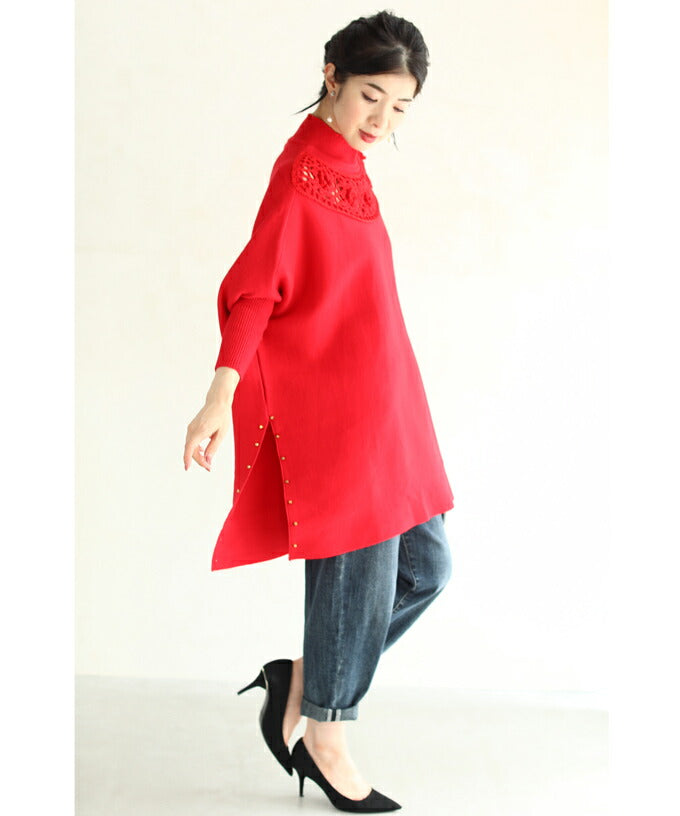 【w68758】(S~L/2L~3L対応)(レッド)デコルテに咲く花編みドルマンニットチュニック