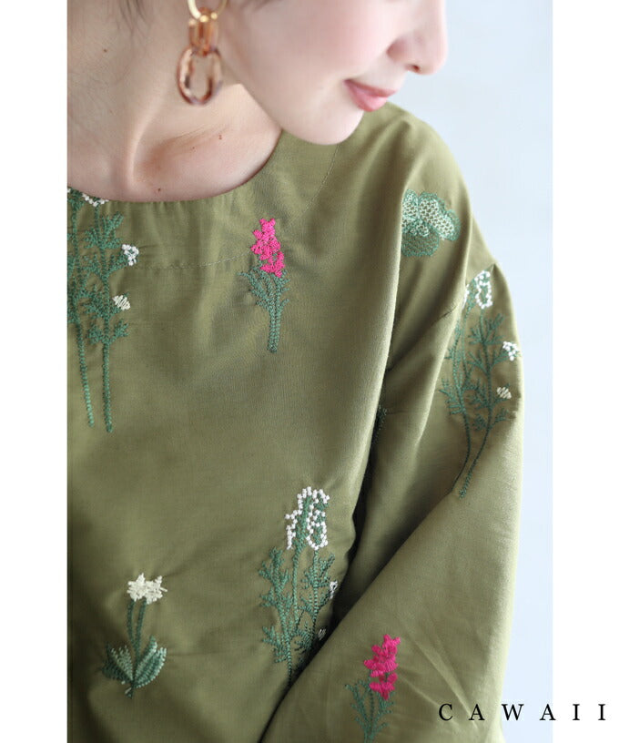 wkg00005】（S~3L対応）ボタニカルグリーンの花刺繍ブラウストップス