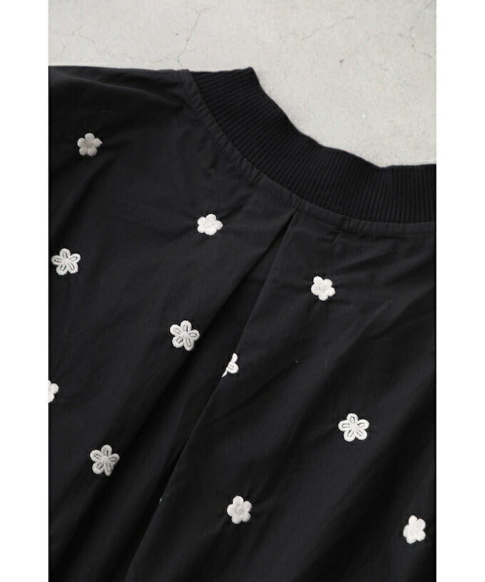 【wkg00111】(S~L対応)(黒)花刺繍を散りばめたペプラムブルゾン
