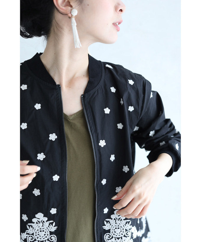 【wkg00111】(S~L対応)(黒)花刺繍を散りばめたペプラムブルゾン